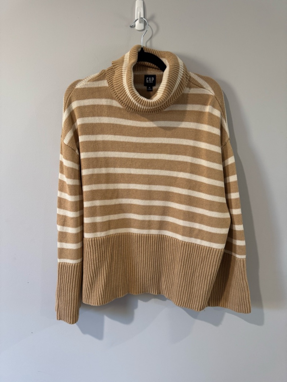 GAP Sweater Bundle Size Medium - 2 Sweaters
